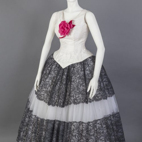 Sobre diseño de Néstor de la Torre – Antonia Mercé – La Argentina – homenaje de su centenario 1890-1990 – Traje utilizado en la pieza musical Córdoba