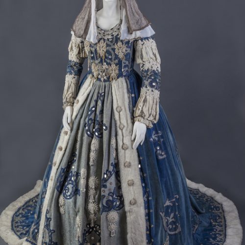 Traje utilizado por la actriz Nini Montian para la obra Santa Isabel de España – Mariano Tomás – 1935