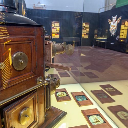 Una vuelta al mundo de la linterna mágica - Exposición Temporal