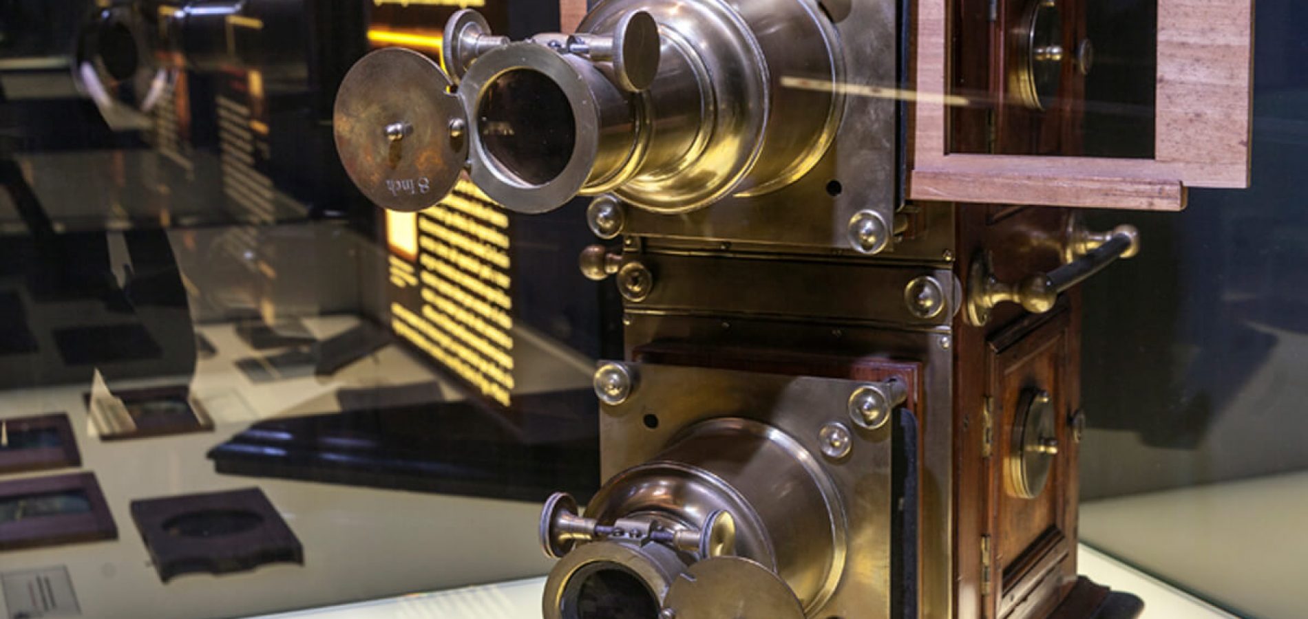 Una vuelta al mundo de la linterna mágica - Exposición Temporal